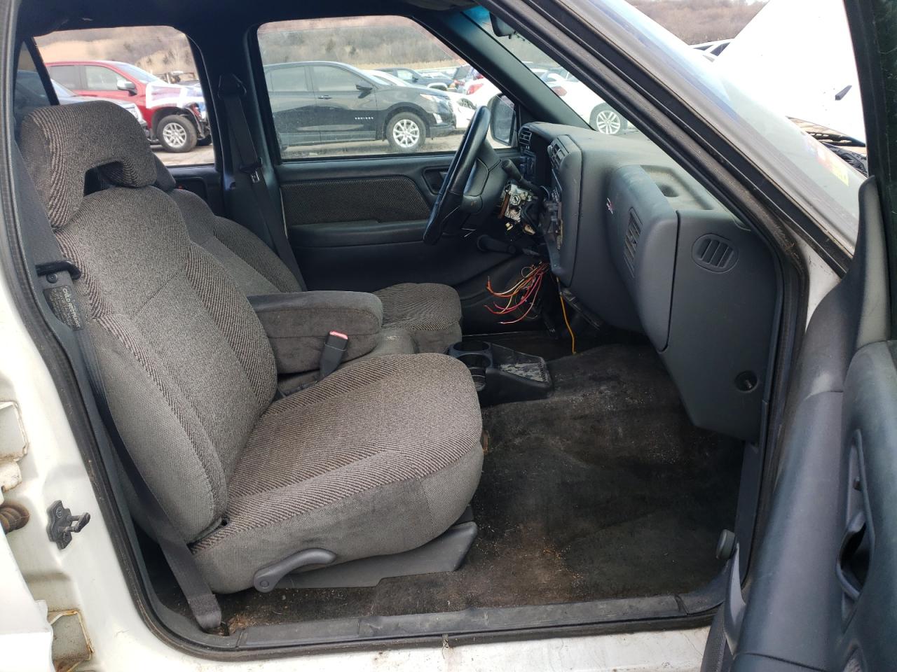 Photo 5 from auction – 1997 CHEVROLET BLAZER with VIN 1GNDT13W8V2150827