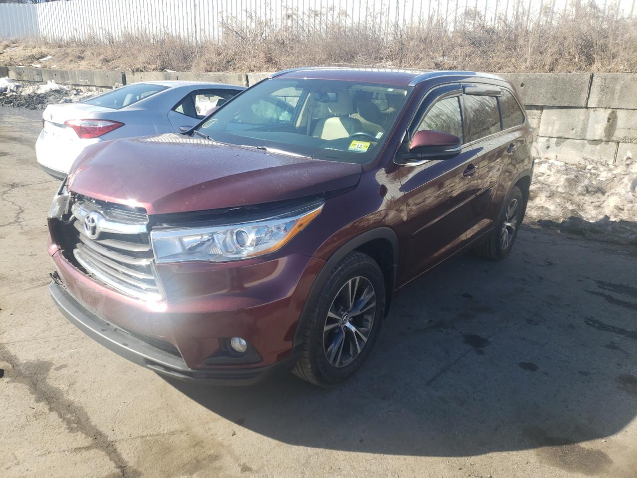 Photo 2 from auction – 2016 TOYOTA HIGHLANDER with VIN 5TDJKRFH6GS352720