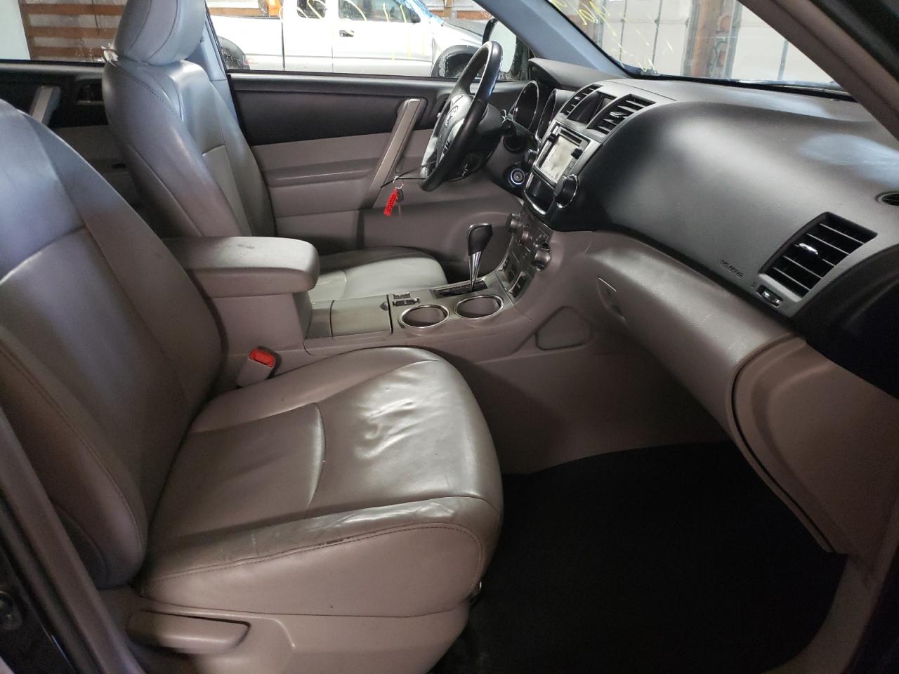 Photo 5 from auction – 2013 TOYOTA HIGHLANDER with VIN 5TDBK3EH8DS179619