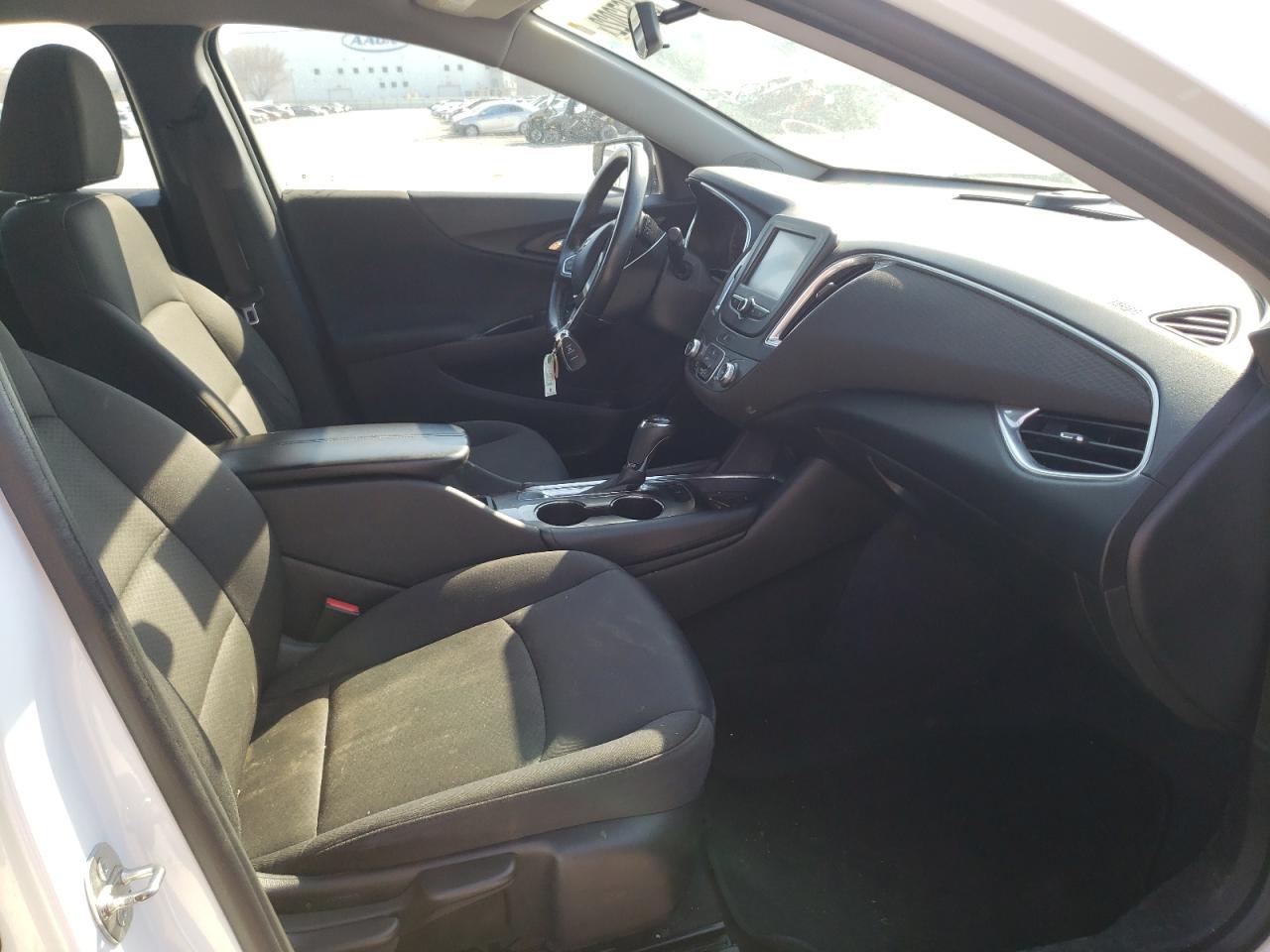 Photo 5 from auction – 2016 CHEVROLET MALIBU LT with VIN 1G1ZE5ST0GF300246
