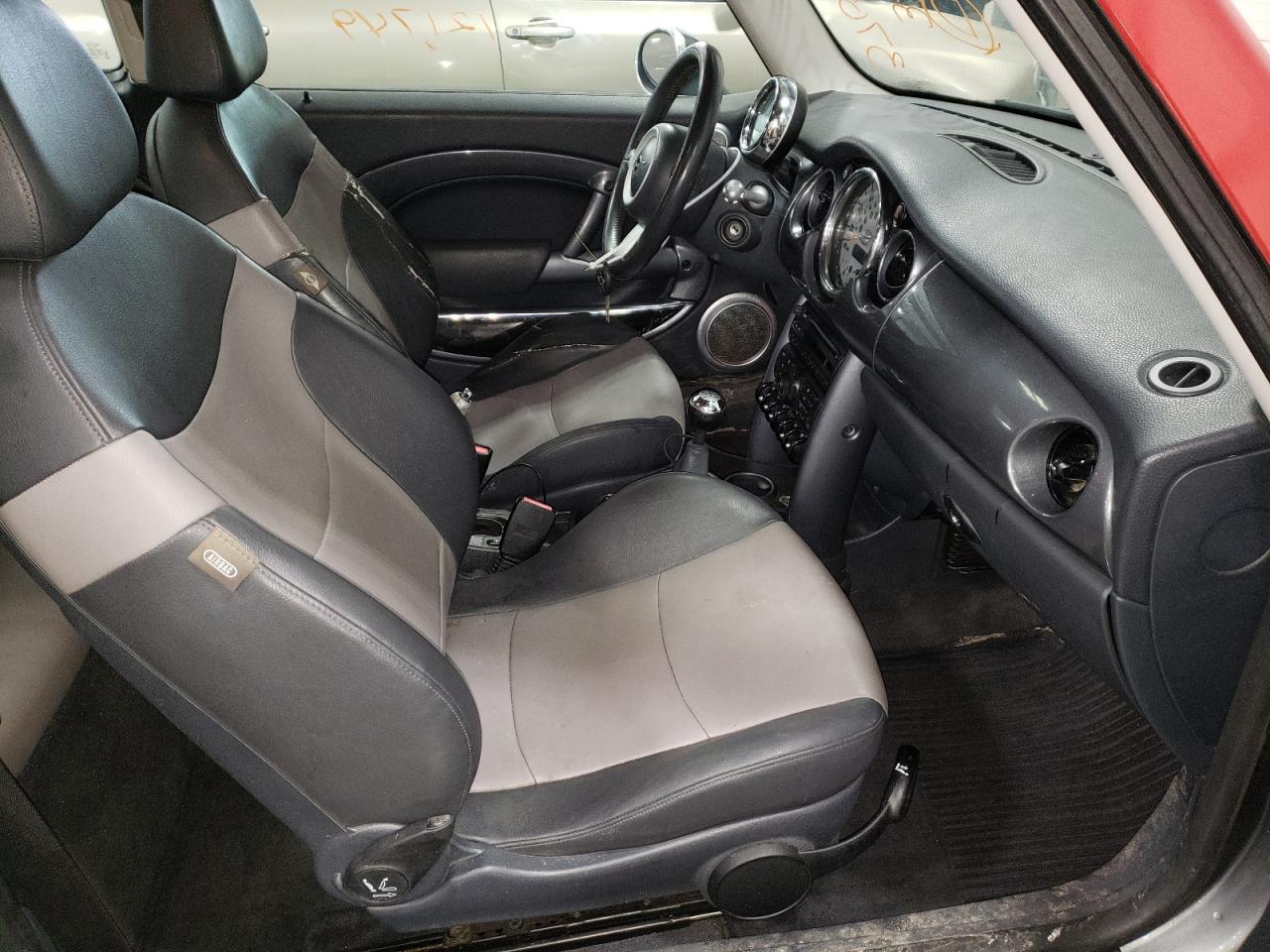 Photo 5 from auction – 2005 MINI COOPER S with VIN WMWRE33475TD96331