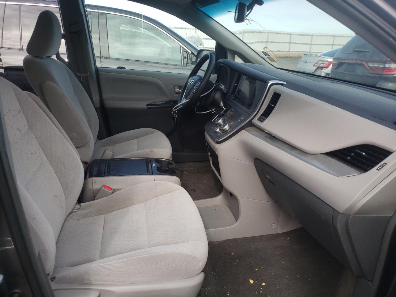 Photo 5 from auction – 2017 TOYOTA SIENNA LE with VIN 5TDKZ3DC4HS777522