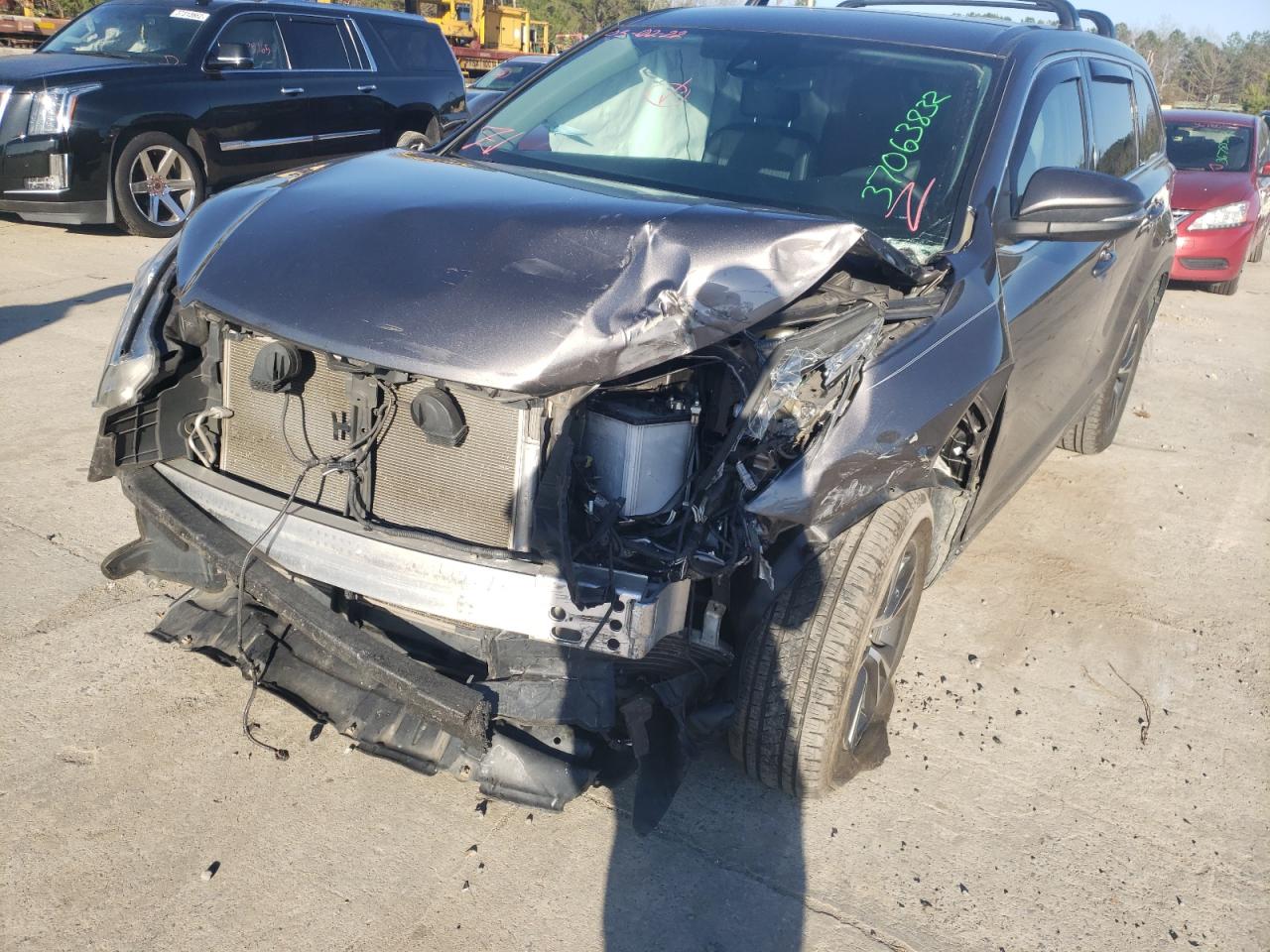 Photo 2 from auction – 2019 TOYOTA HIGHLANDER with VIN 5TDZZRFH0KS296930