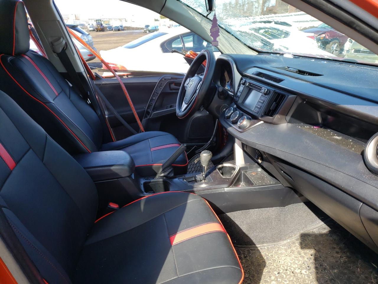 Photo 5 from auction – 2016 TOYOTA RAV4 LE with VIN JTMBFREV8GJ076036
