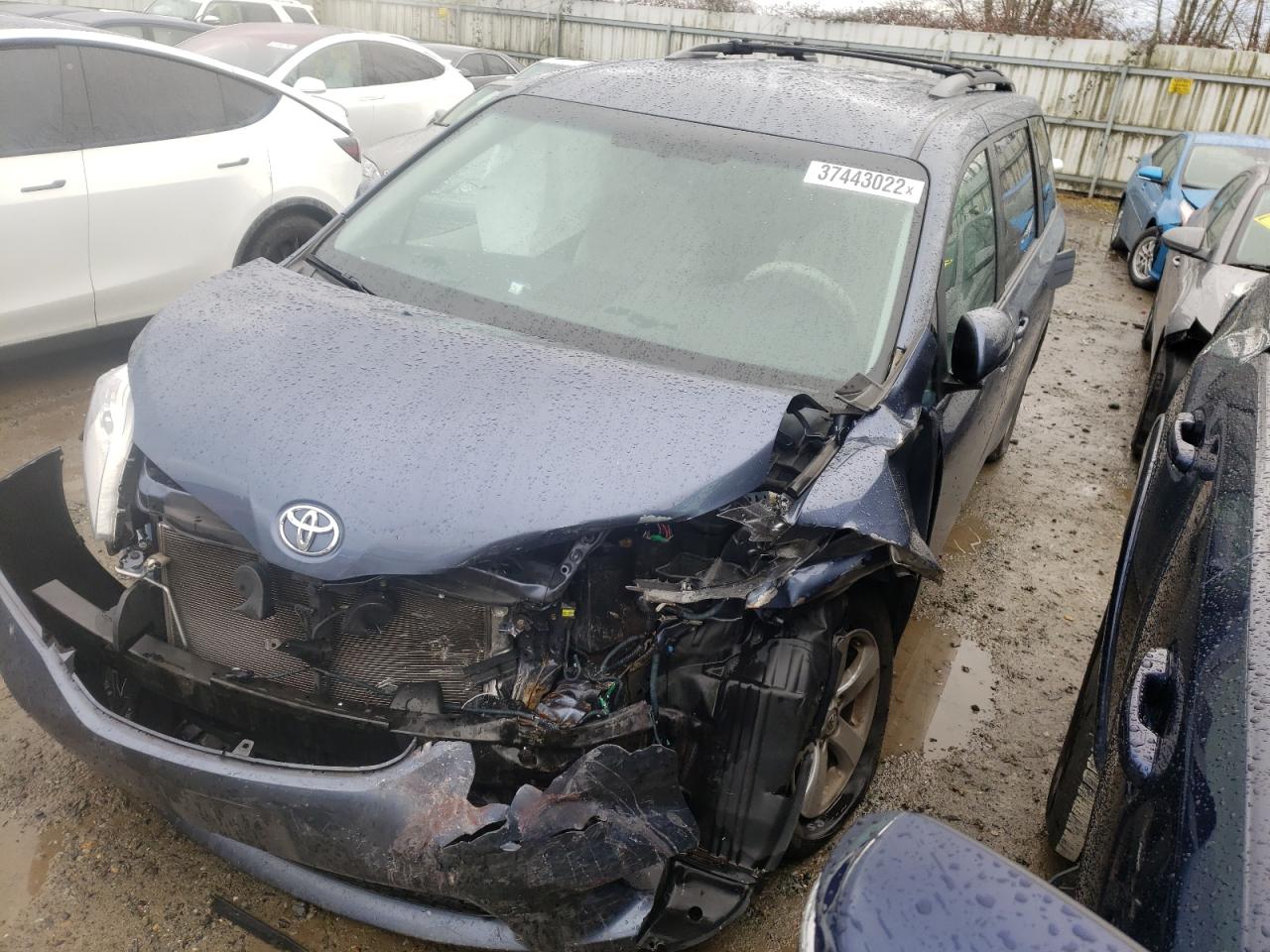 Photo 2 from auction – 2014 TOYOTA SIENNA LE with VIN 5TDKK3DCXES508604