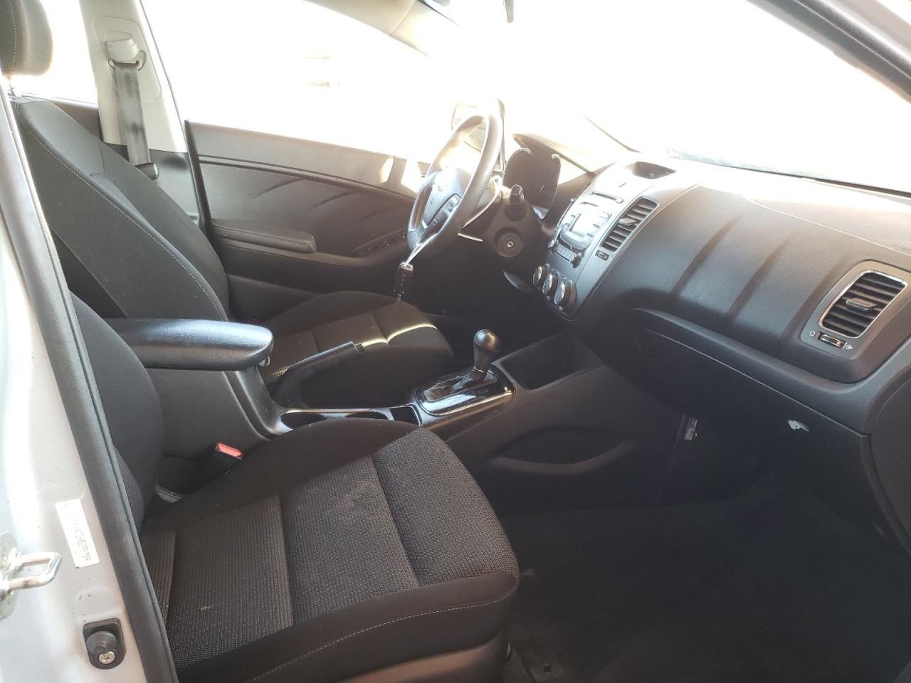 Photo 5 from auction – 2017 KIA FORTE LX with VIN 3KPFK4A70HE075789