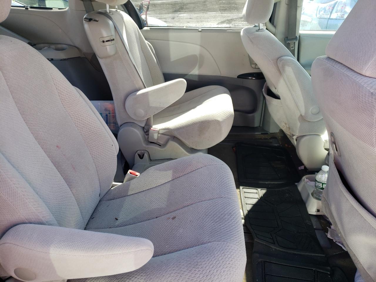 Photo 6 from auction – 2012 TOYOTA SIENNA LE with VIN 5TDKK3DC4CS262128