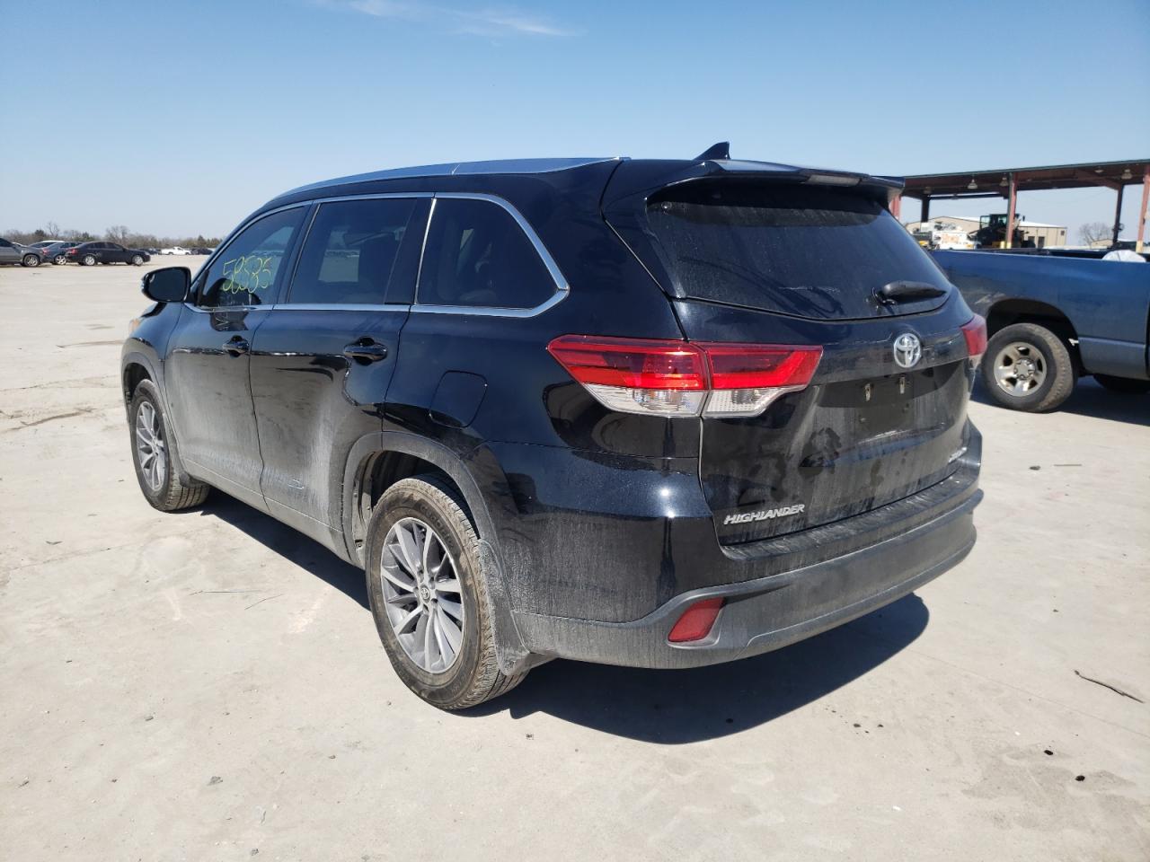 Photo 3 from auction – 2018 TOYOTA HIGHLANDER with VIN 5TDJZRFH0JS539759