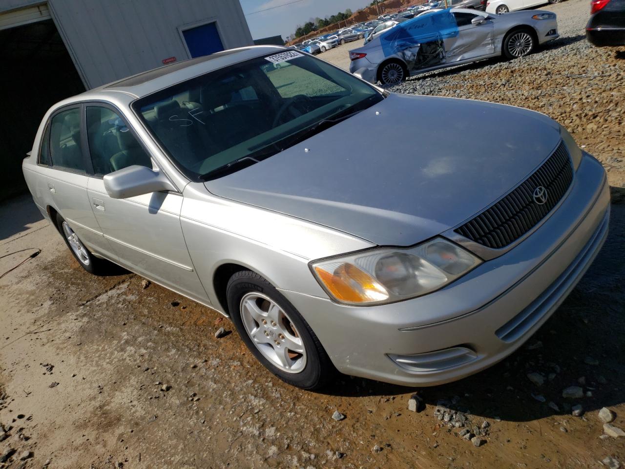 TOYOTA AVALON XL 2000 with VIN 4T1BF28B4YU024309 - Photo from auction