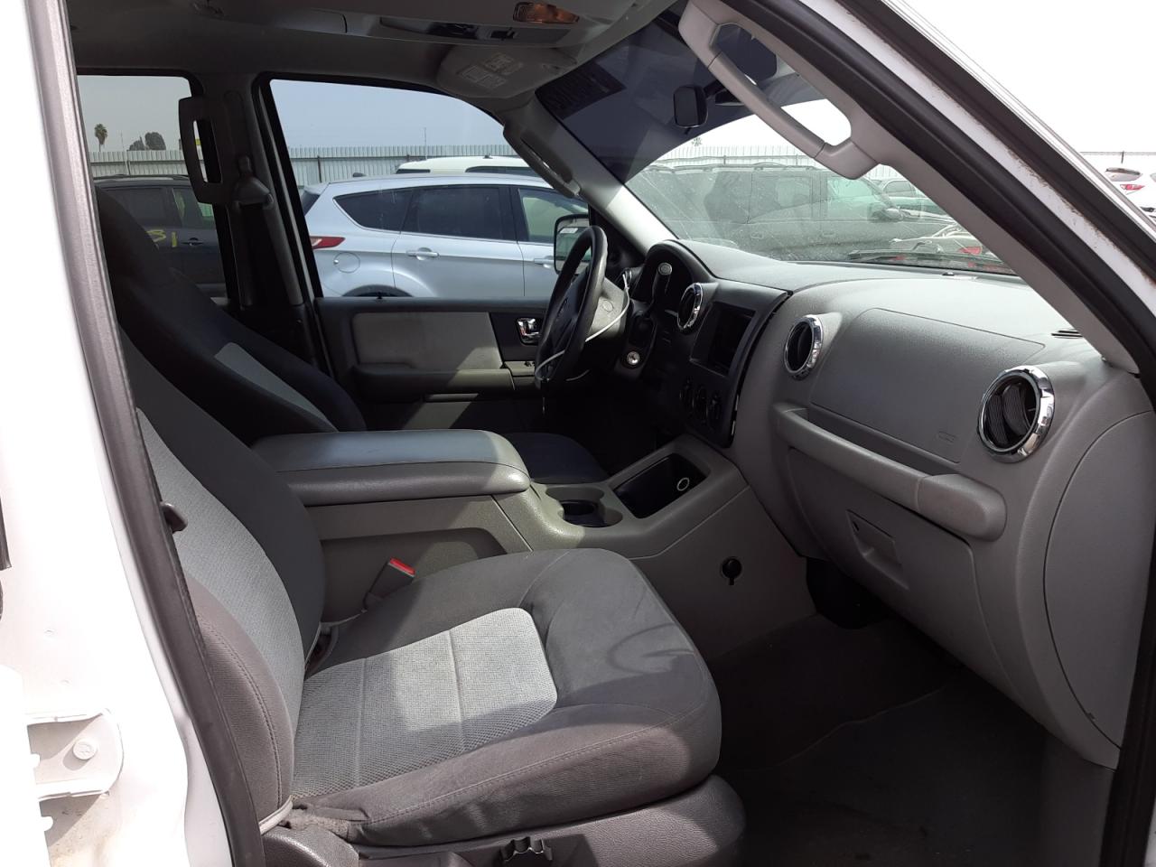 Photo 5 from auction – 2005 FORD EXPEDITION with VIN 1FMPU15555LA67787