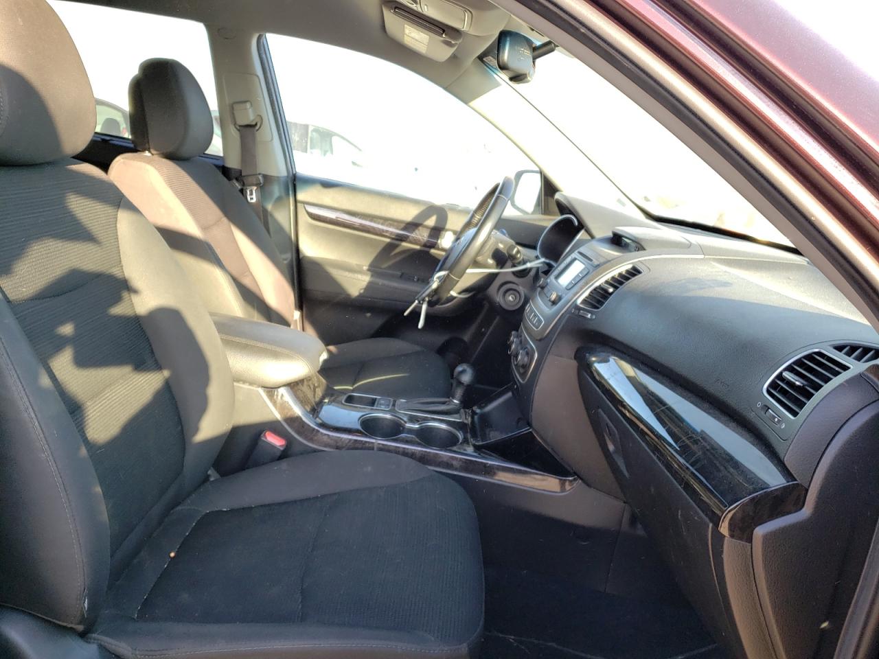Photo 5 from auction – 2015 KIA SORENTO LX with VIN 5XYKTCA65FG584287