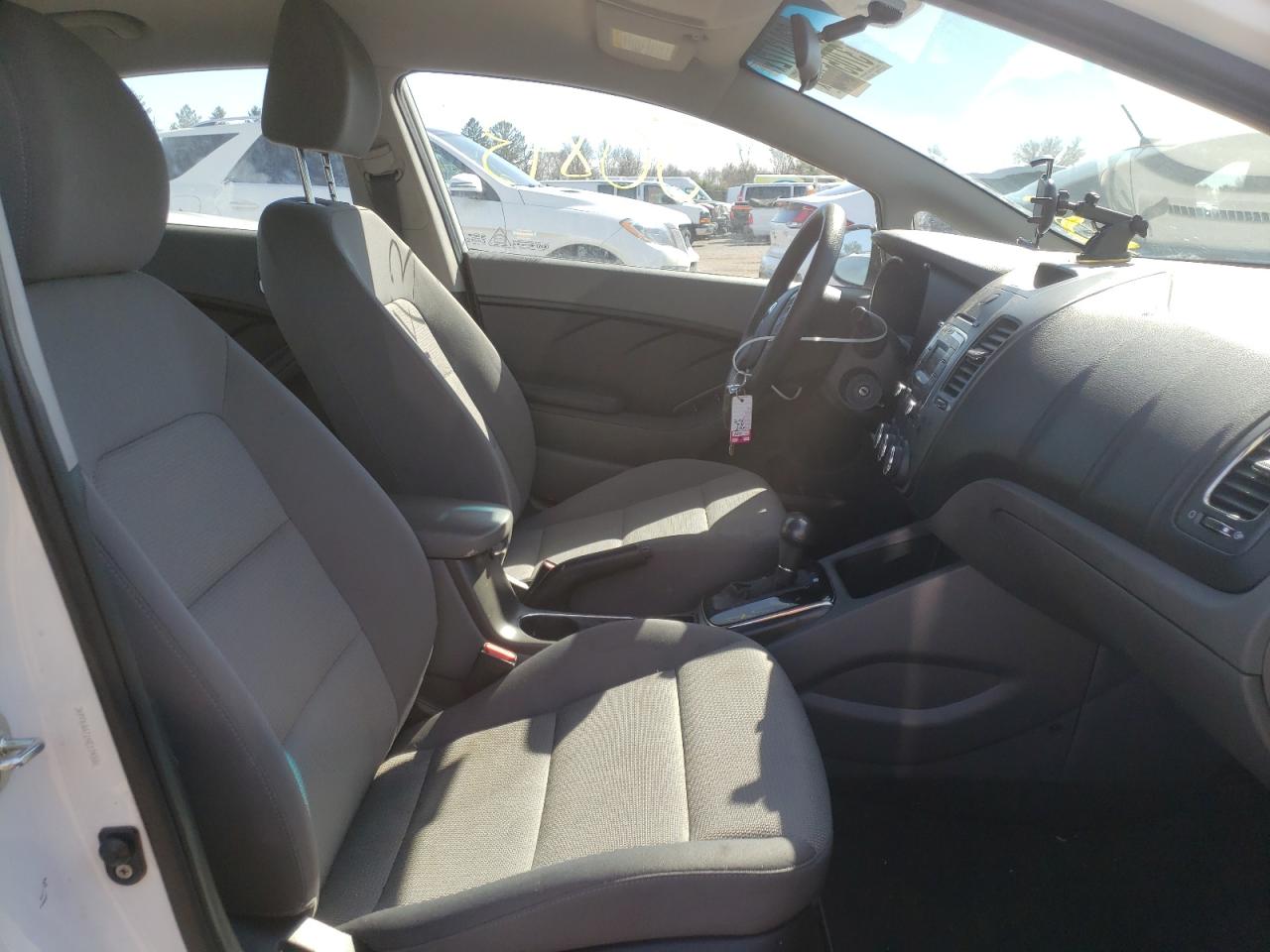 Photo 5 from auction – 2017 KIA FORTE LX with VIN 3KPFK4A71HE104586