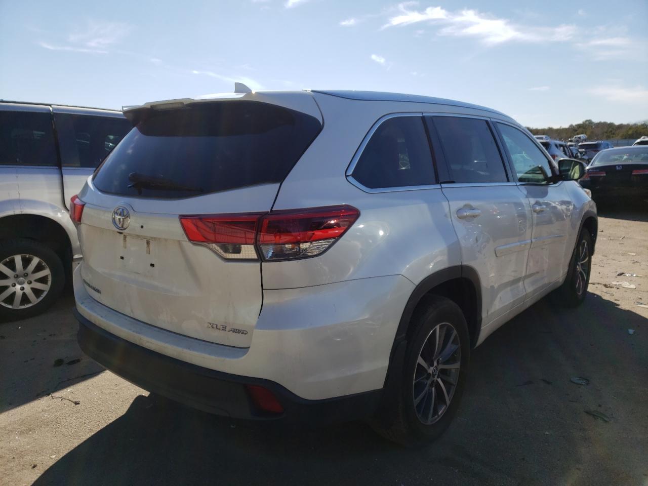Photo 4 from auction – 2018 TOYOTA HIGHLANDER with VIN 5TDJZRFH2JS876076