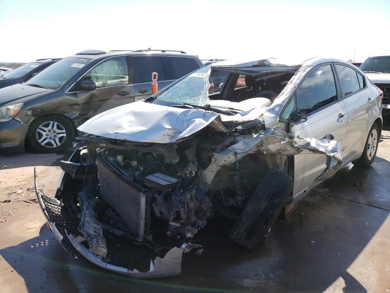 Photo 2 from auction – 2017 KIA FORTE LX with VIN 3KPFK4A7XHE014627