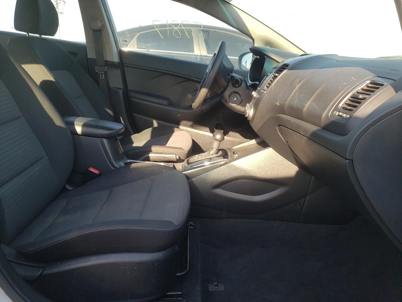 Photo 5 from auction – 2017 KIA FORTE LX with VIN 3KPFL4A71HE093473