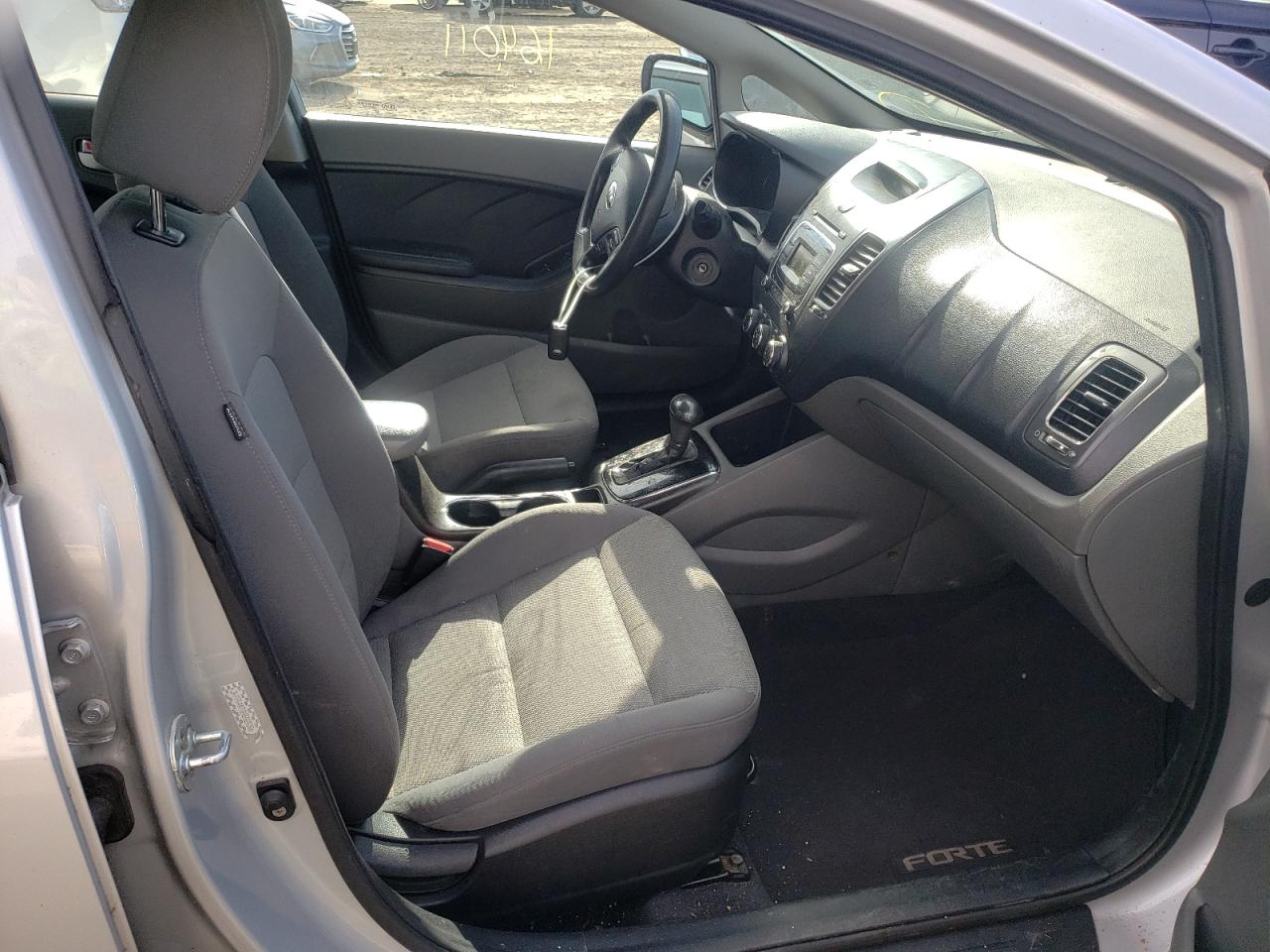 Photo 5 from auction – 2017 KIA FORTE LX with VIN 3KPFK4A70HE029086