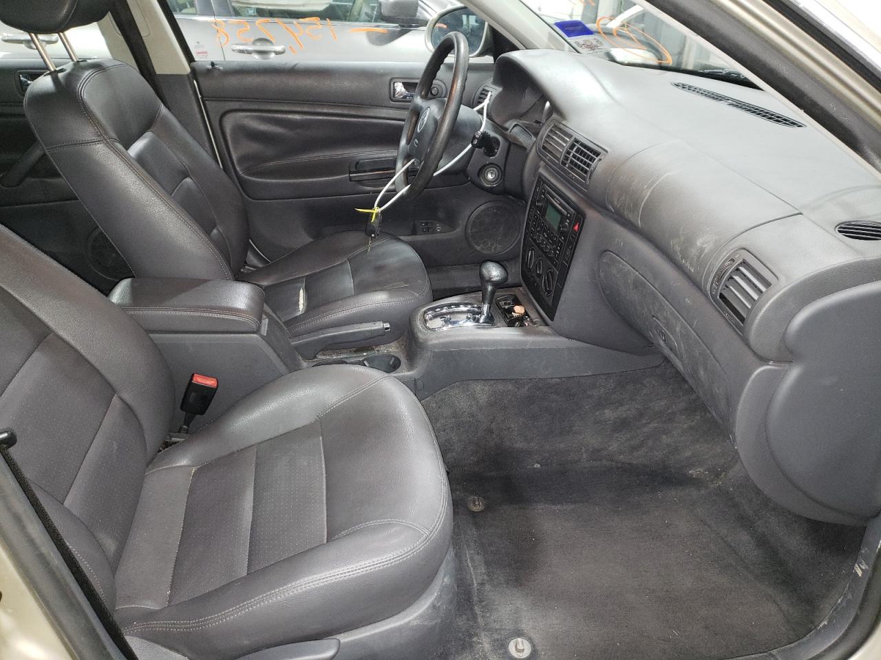 Photo 5 from auction – 2004 VOLKSWAGEN PASSAT with VIN WVWPD63B54P242363
