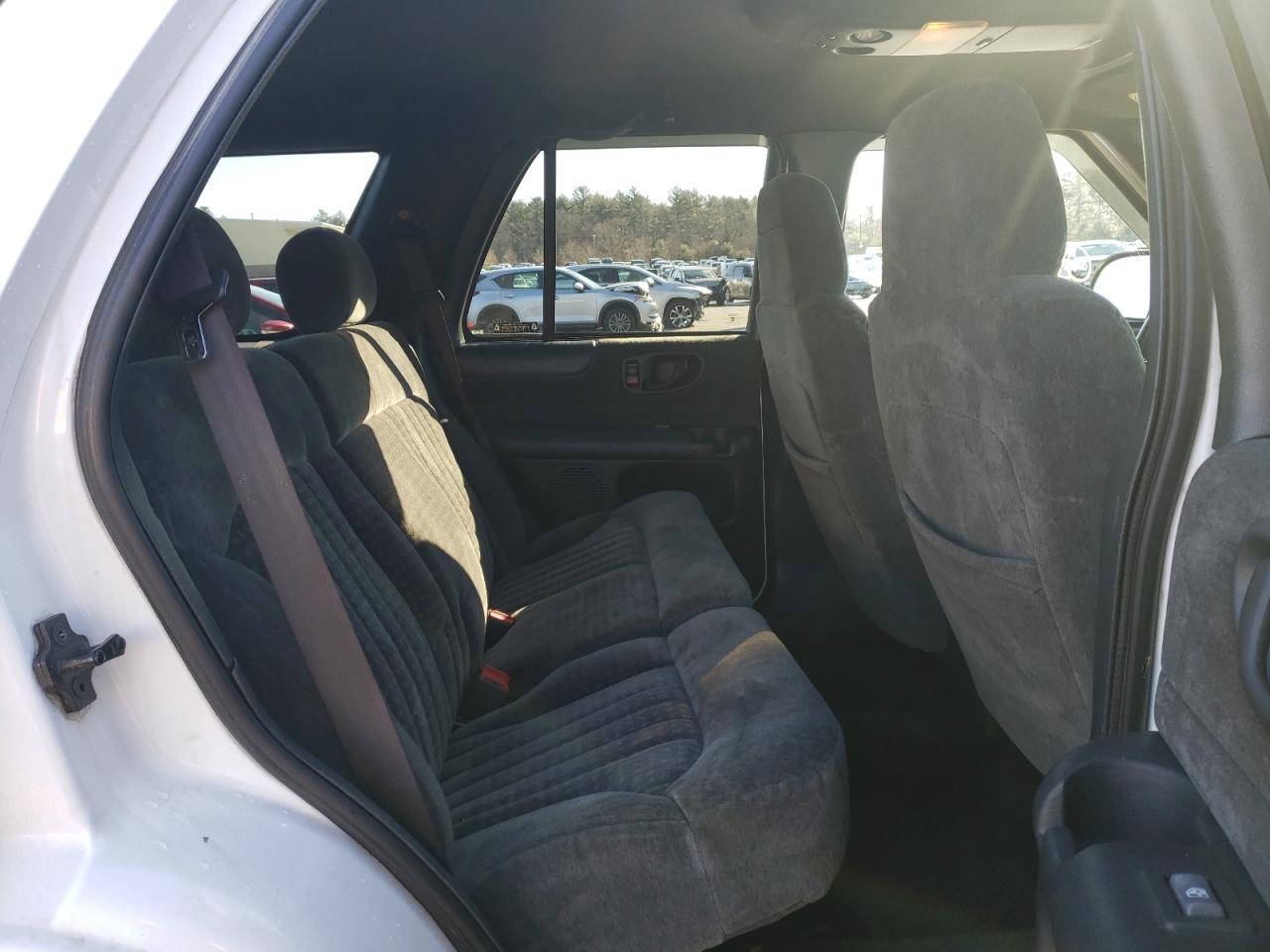 Photo 6 from auction – 2002 CHEVROLET BLAZER with VIN 1GNDT13W12K142418