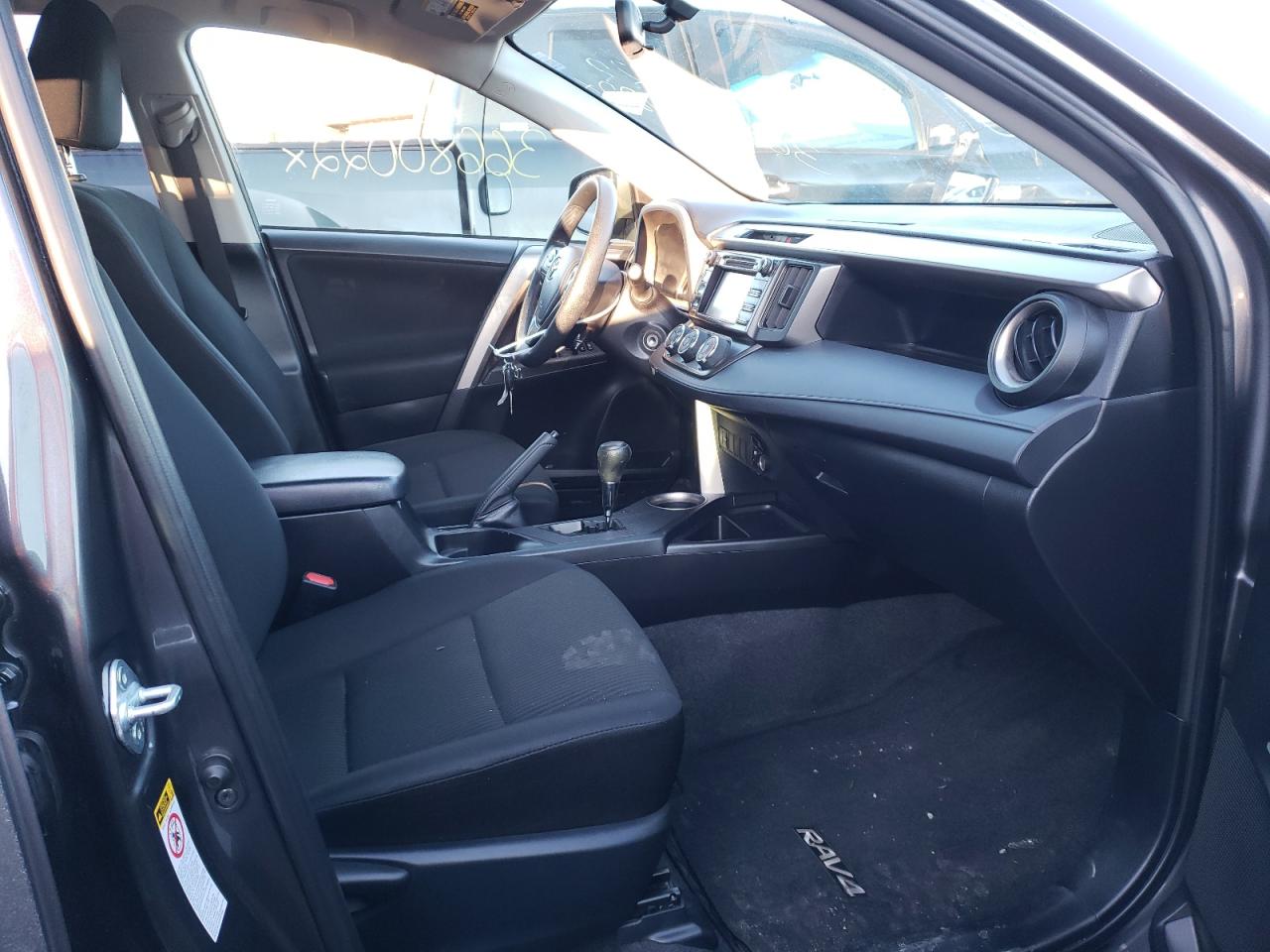 Photo 5 from auction – 2015 TOYOTA RAV4 LE with VIN JTMBFREV0FJ046298