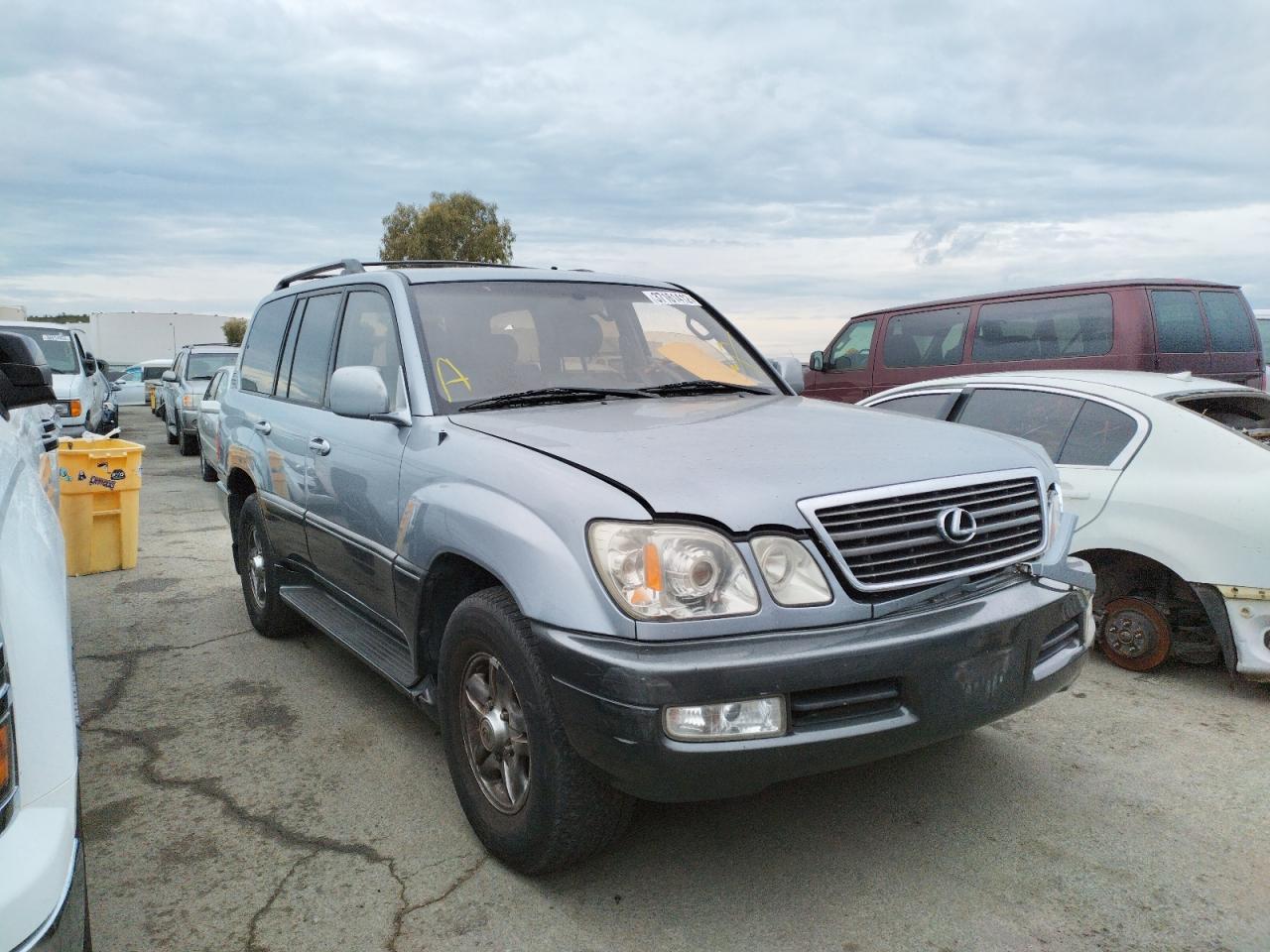 LEXUS LX 470 2002 with VIN JTJHT00W023519756 - Photo from auction