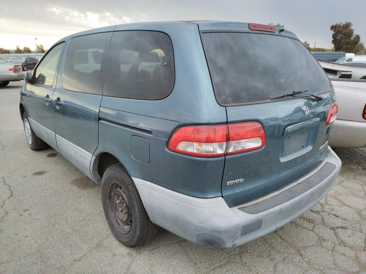 Photo 3 from auction – 2001 TOYOTA SIENNA CE with VIN 4T3ZF19C61U410033