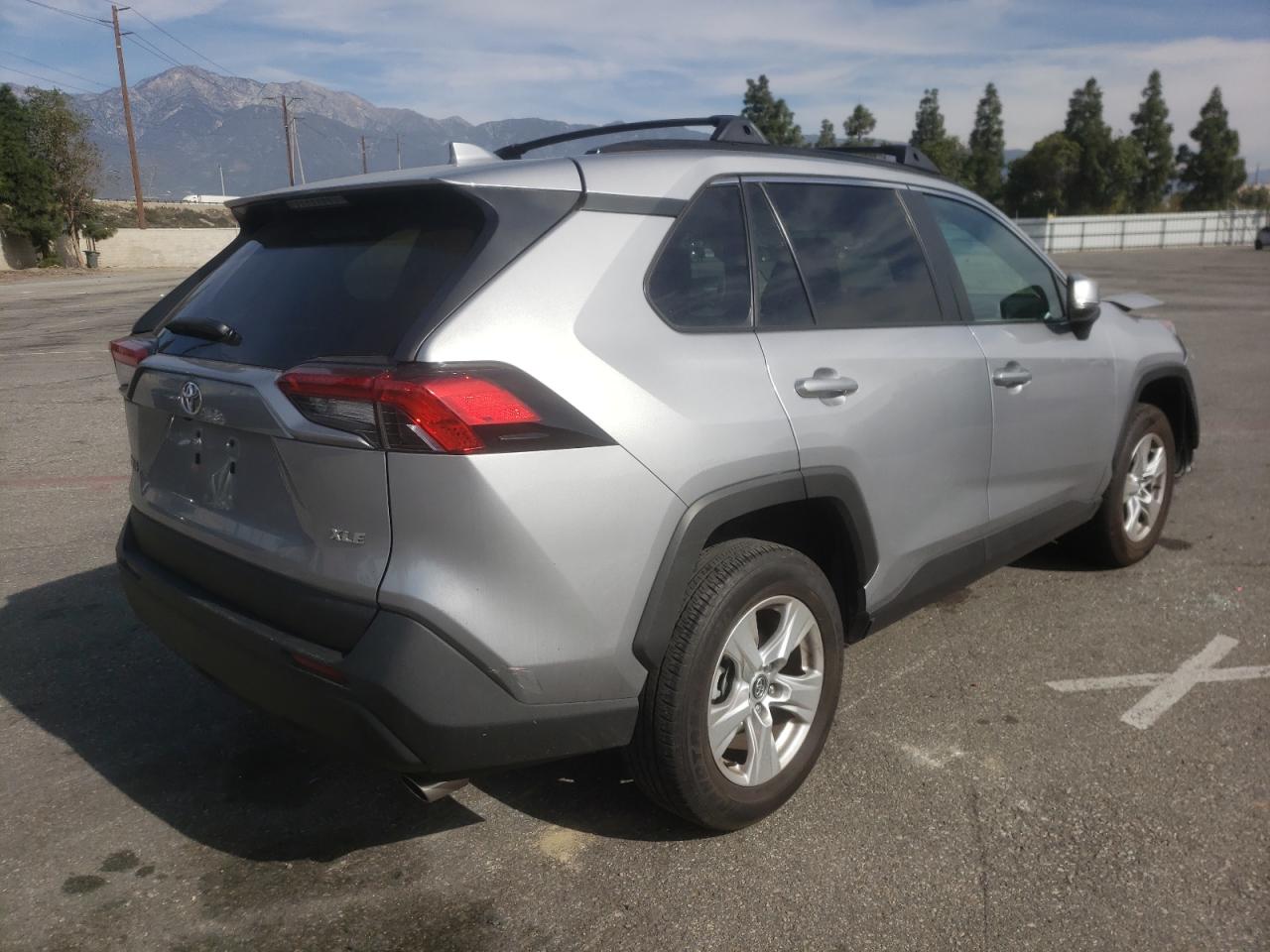 Photo 4 from auction – 2020 TOYOTA RAV4 XLE with VIN 2T3W1RFVXLC046399