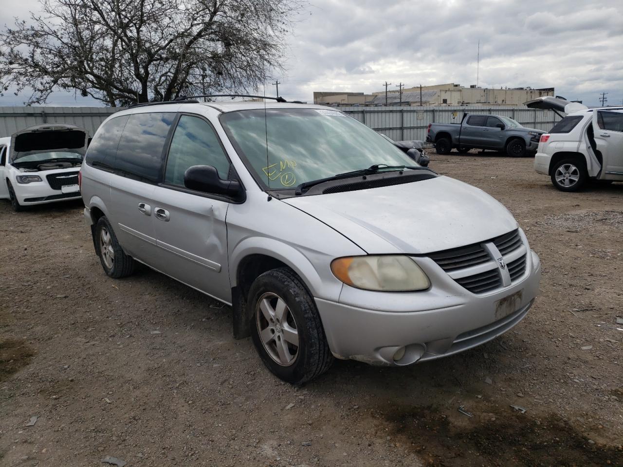 DODGE GRAND CARA 2005 with VIN 2D4GP44L05R396176 - Photo from auction