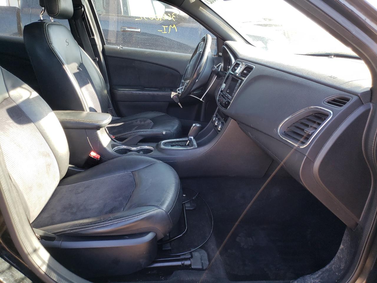Photo 5 from auction – 2011 CHRYSLER 200 S with VIN 1C3BC8FG9BN598182
