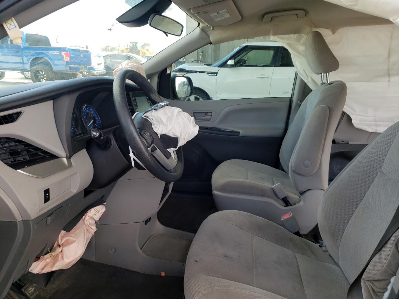 Photo 5 from auction – 2018 TOYOTA SIENNA L with VIN 5TDZZ3DC9JS924406