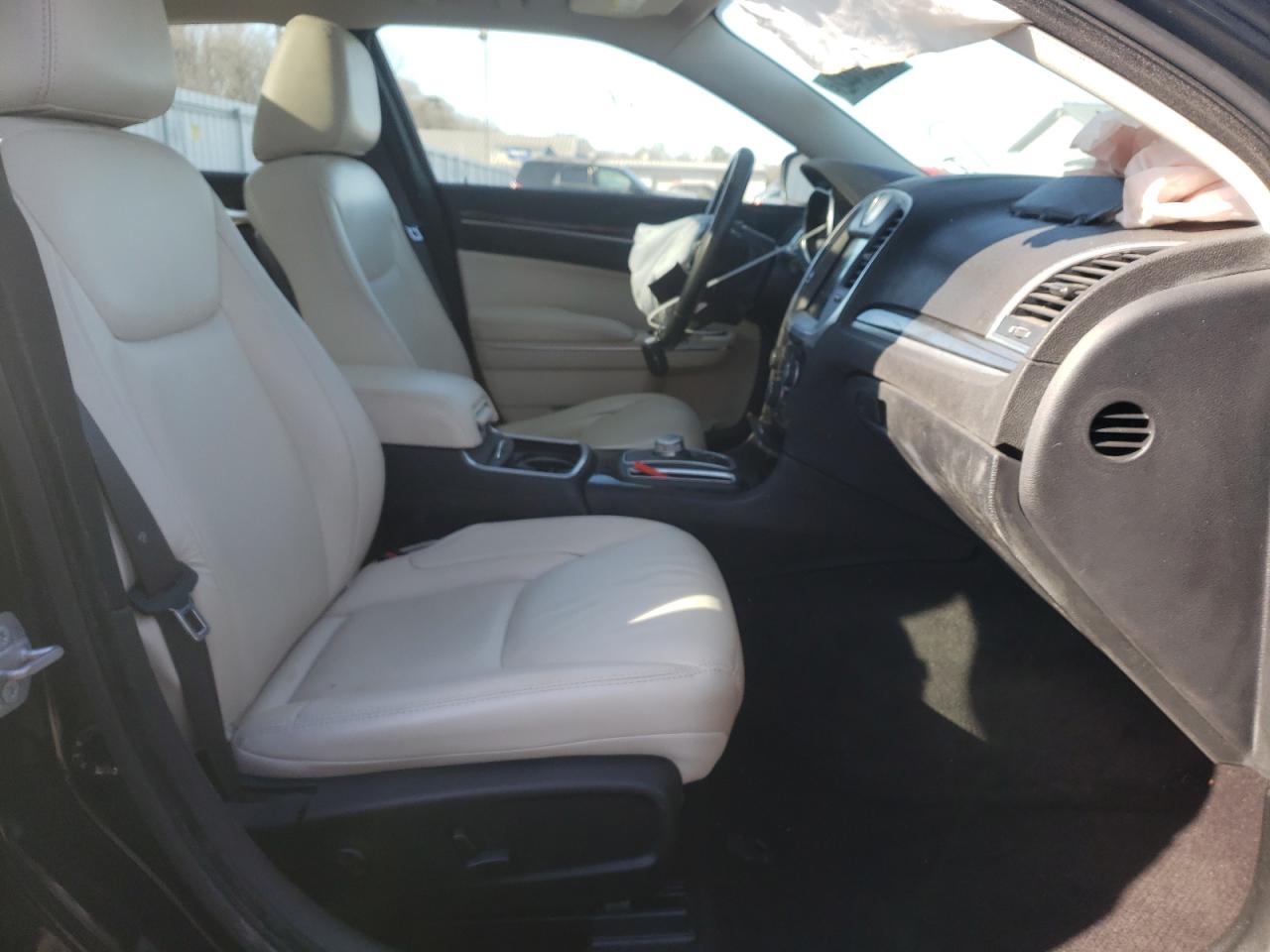 Photo 5 from auction – 2017 CHRYSLER 300 LIMITE with VIN 2C3CCARG1HH624296