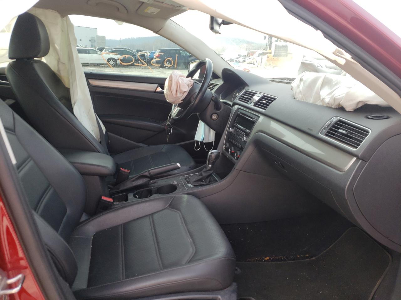 Photo 5 from auction – 2015 VOLKSWAGEN PASSAT S with VIN 1VWAT7A3XFC015011