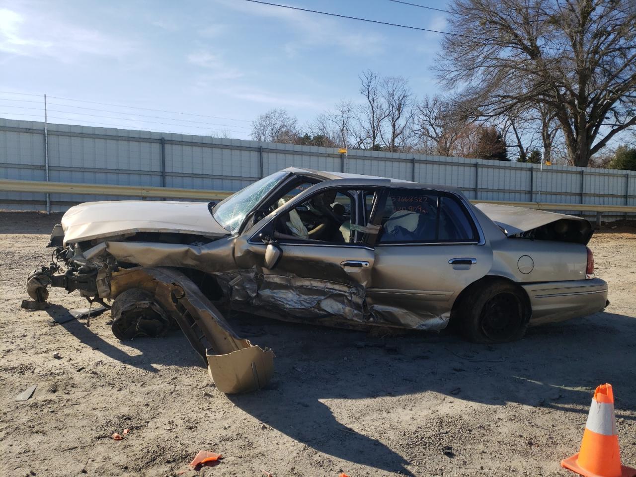 Photo 9 from auction – 2000 FORD CROWN VICT with VIN 2FAFP71W8YX151513