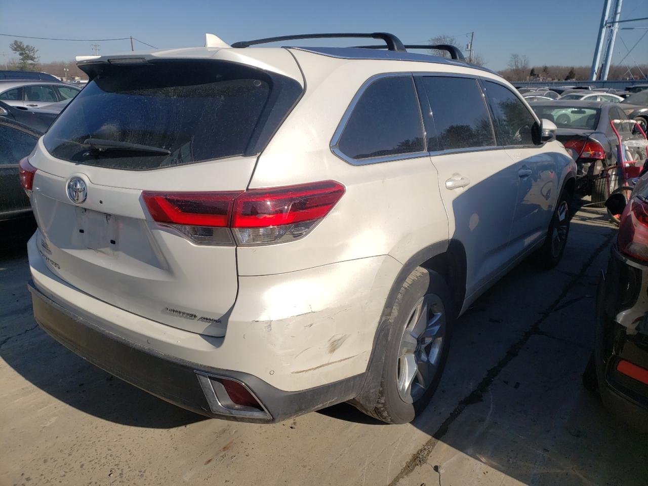 Photo 4 from auction – 2019 TOYOTA HIGHLANDER with VIN 5TDDZRFH0KS977308