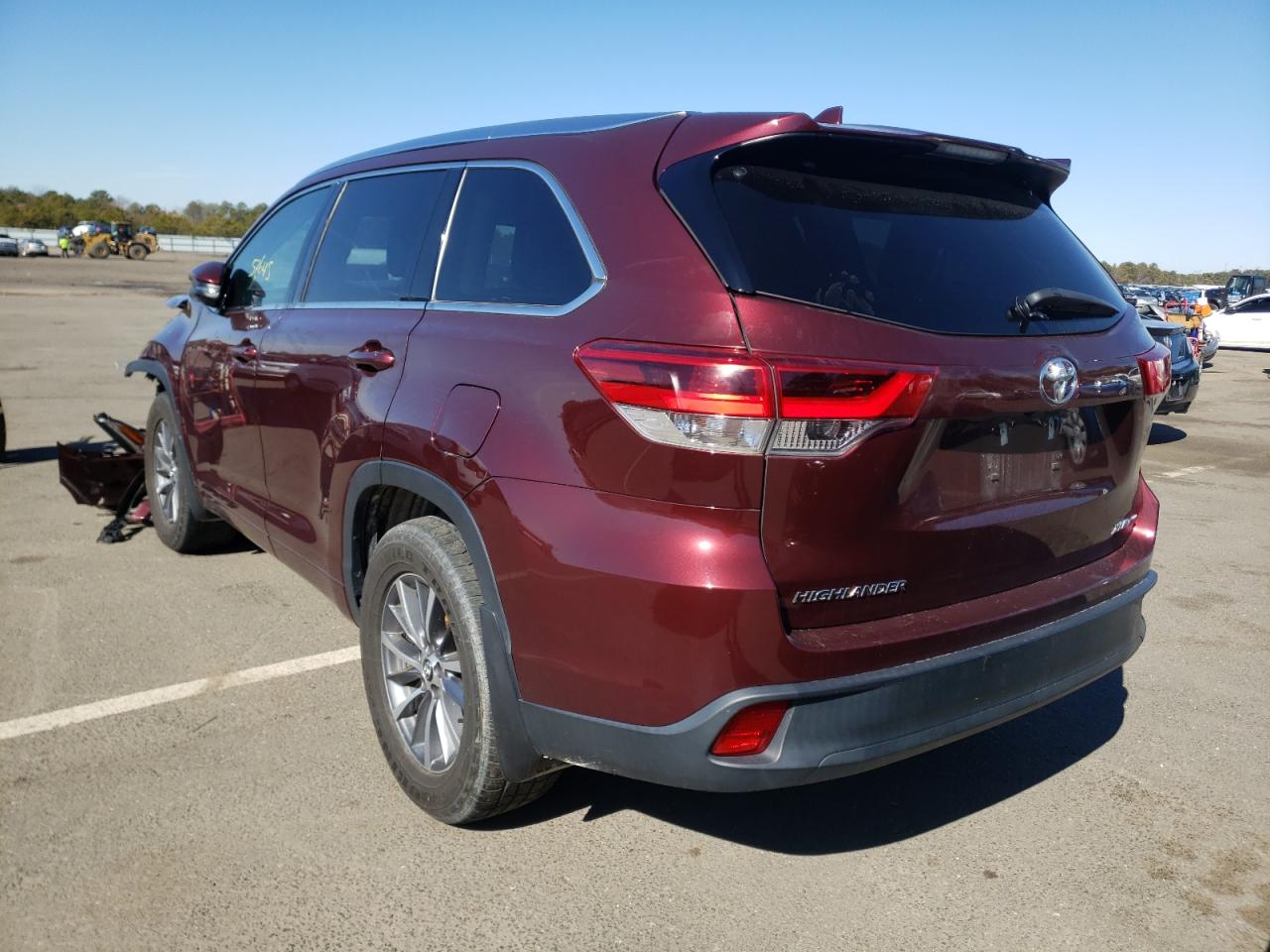 Photo 3 from auction – 2018 TOYOTA HIGHLANDER with VIN 5TDJZRFH5JS909099