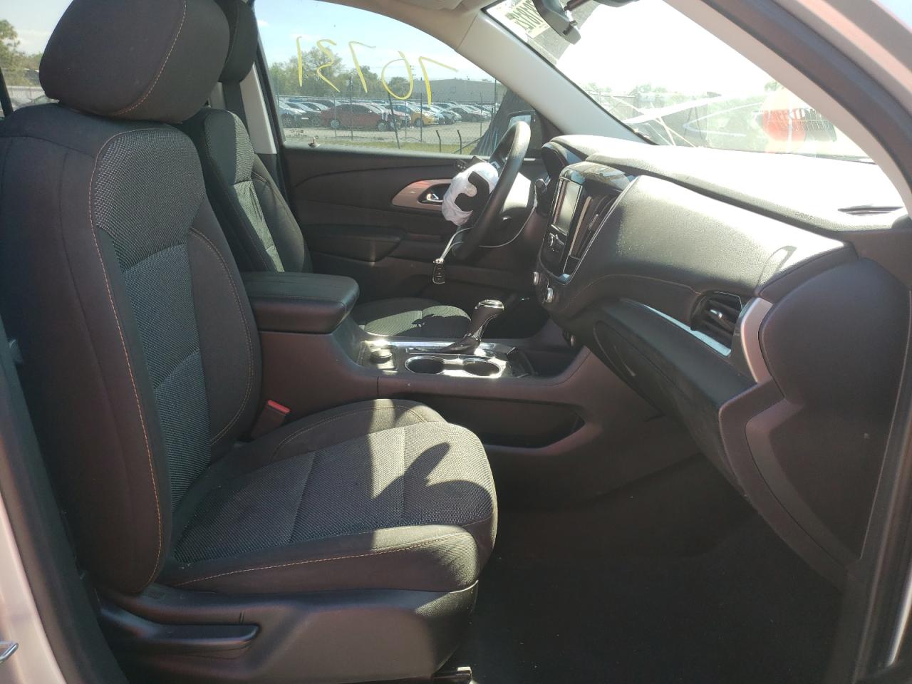 Photo 5 from auction – 2018 CHEVROLET TRAVERSE L with VIN 1GNERFKW0JJ214098