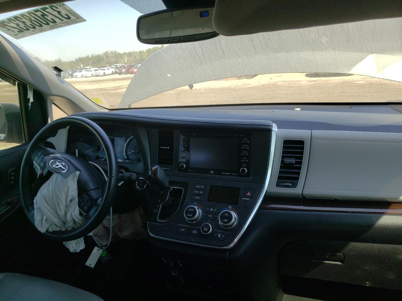 Photo 9 from auction – 2018 TOYOTA SIENNA XLE with VIN 5TDYZ3DC8JS959059