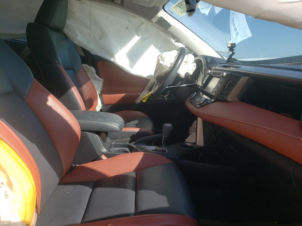 Photo 5 from auction – 2015 TOYOTA RAV4 LIMIT with VIN JTMDFREV9FD143295