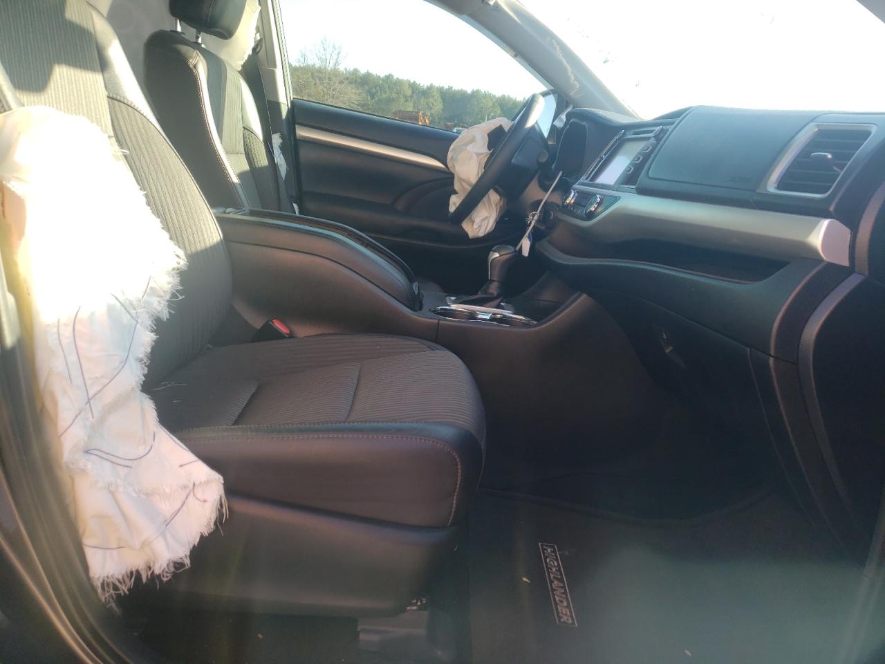 Photo 5 from auction – 2019 TOYOTA HIGHLANDER with VIN 5TDZZRFH0KS296930