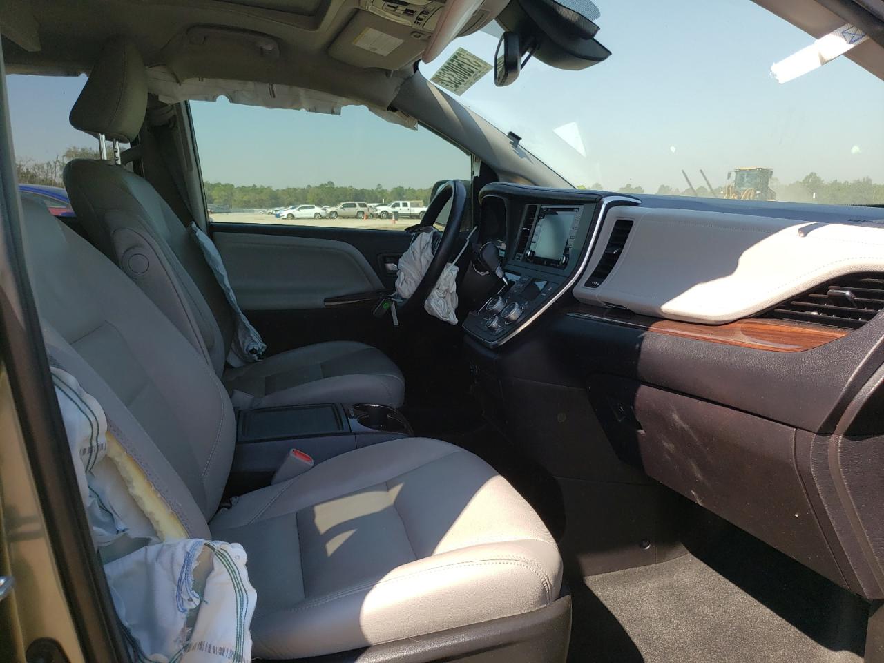 Photo 5 from auction – 2018 TOYOTA SIENNA XLE with VIN 5TDYZ3DC8JS959059