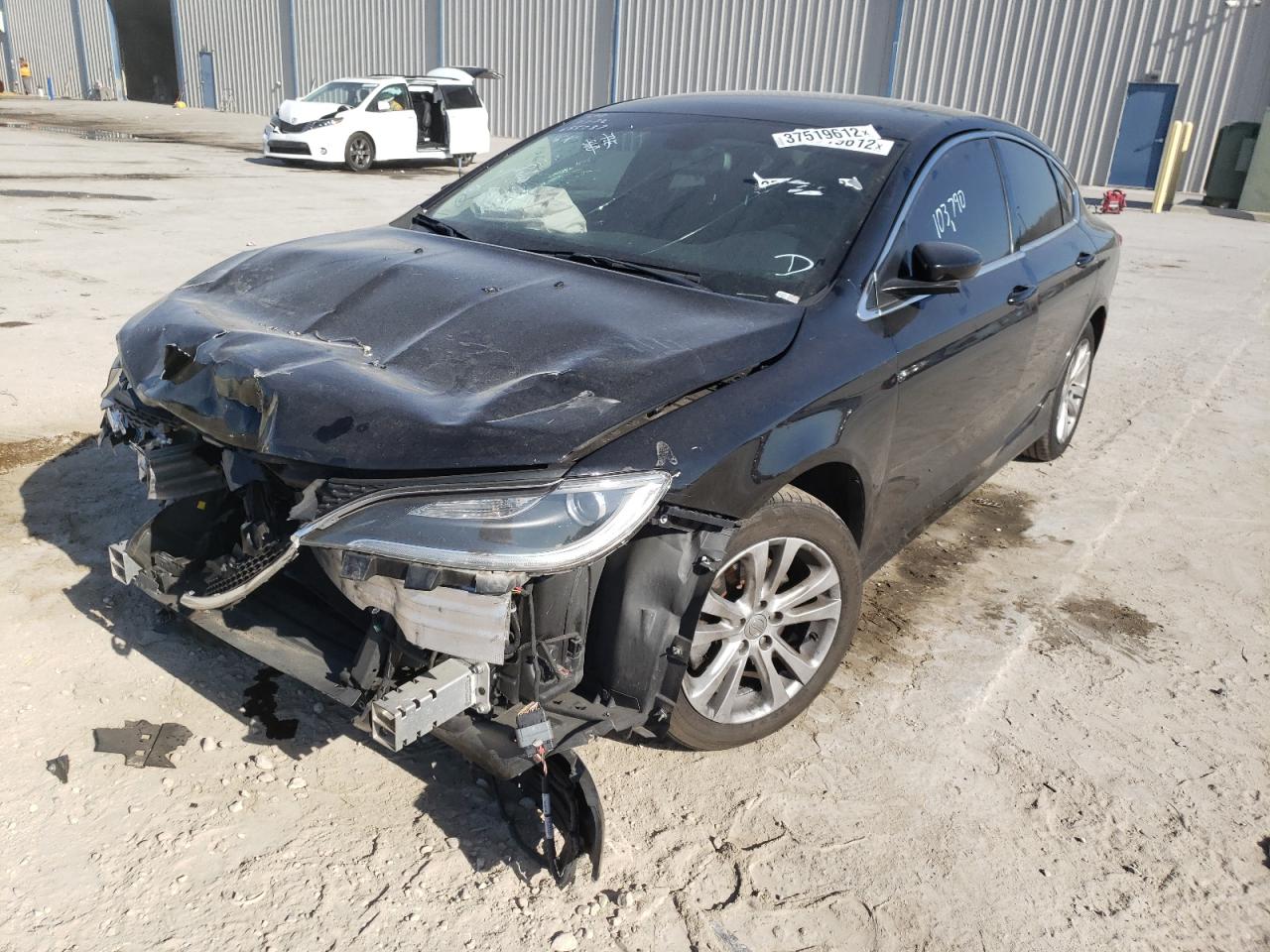Photo 2 from auction – 2015 CHRYSLER 200 LIMITE with VIN 1C3CCCAB4FN760258