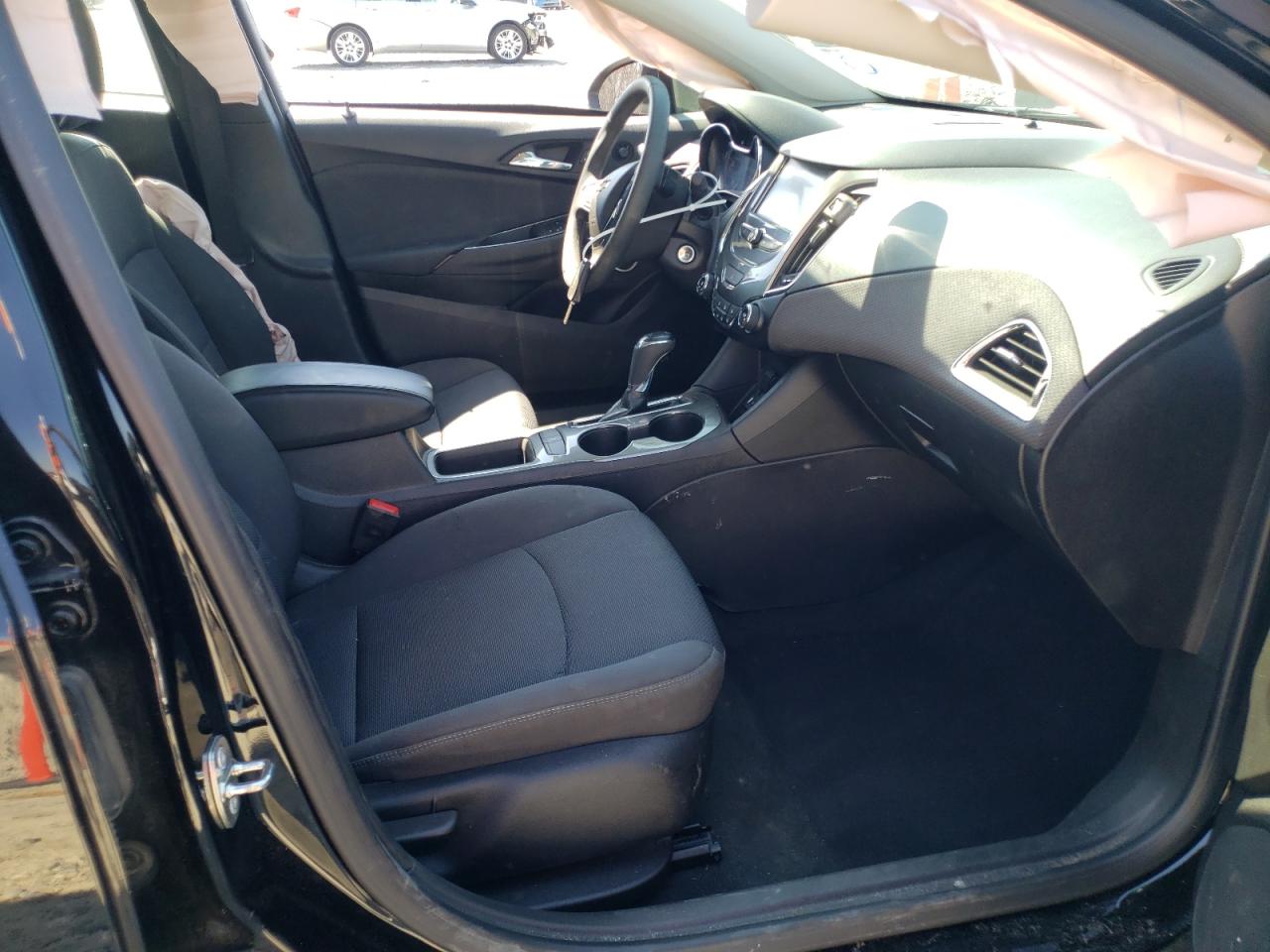 Photo 5 from auction – 2018 CHEVROLET CRUZE LT with VIN 3G1BE6SM7JS639539