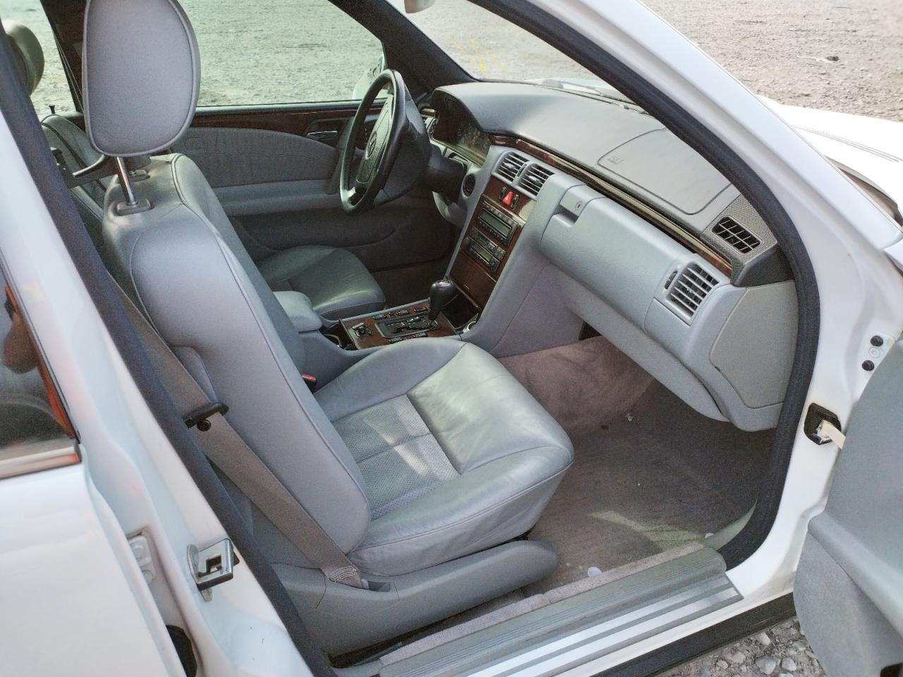 Photo 5 from auction – 1998 MERCEDES-BENZ E 320 with VIN WDBJF65FXWA477006