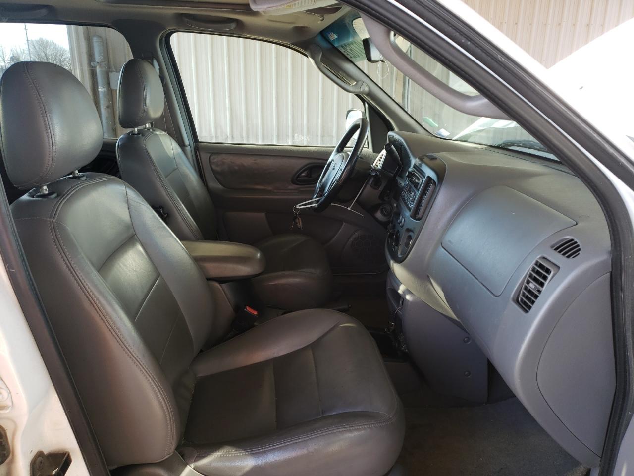 Photo 5 from auction – 2002 FORD ESCAPE XLT with VIN 1FMYU04122KD49349