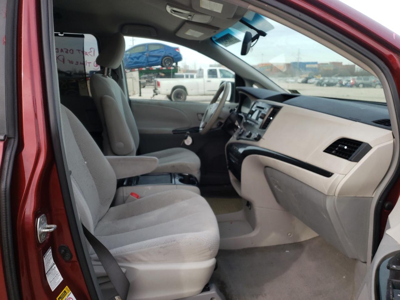 Photo 5 from auction – 2011 TOYOTA SIENNA LE with VIN 5TDJK3DC6BS007281