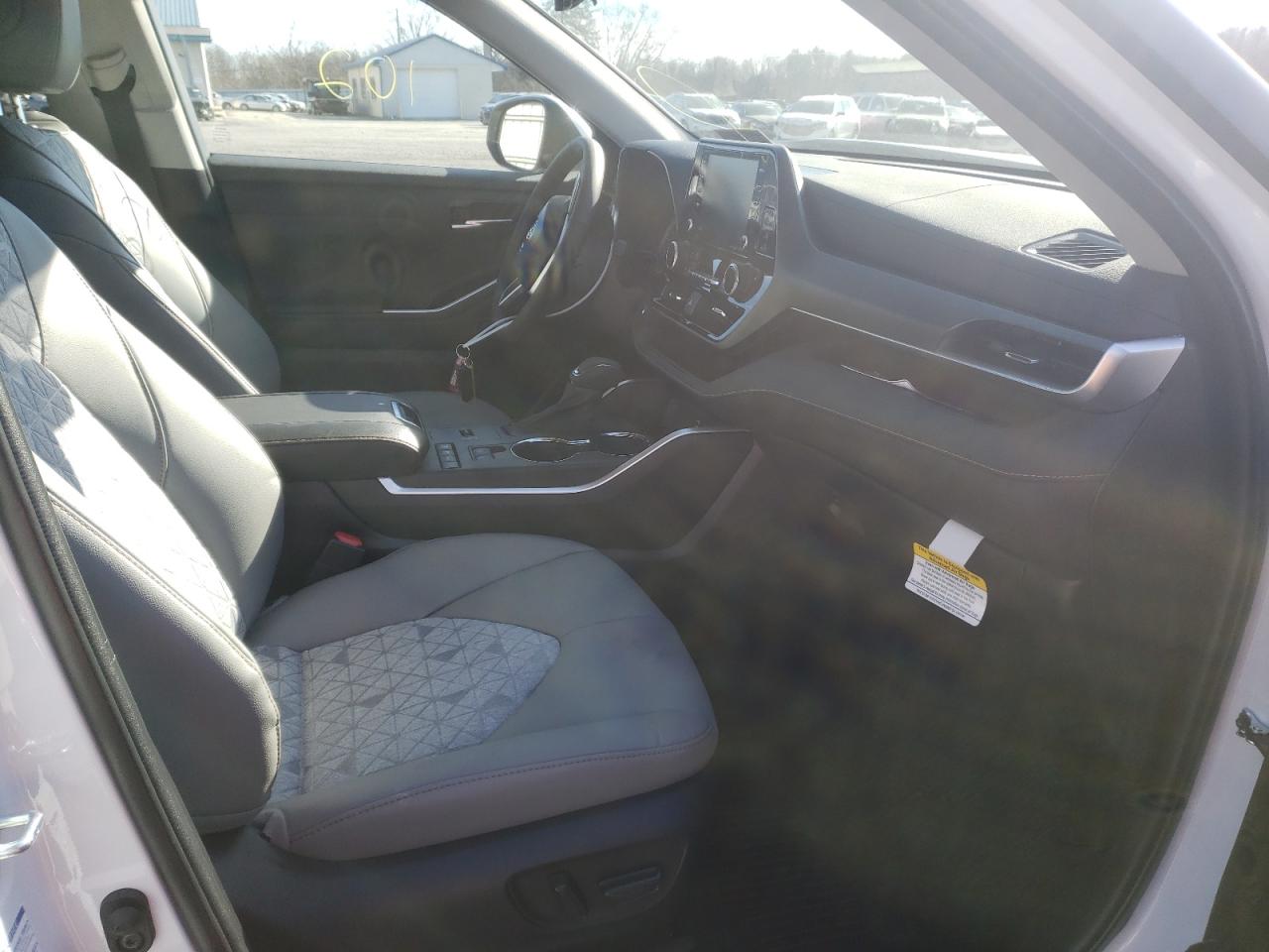 Photo 5 from auction – 2022 TOYOTA HIGHLANDER with VIN 5TDABRCH4NS543781