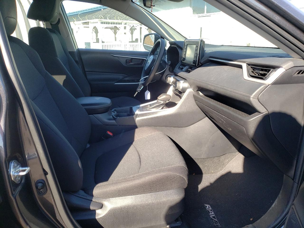 Photo 5 from auction – 2021 TOYOTA RAV4 LE with VIN 2T3F1RFV5MC159646