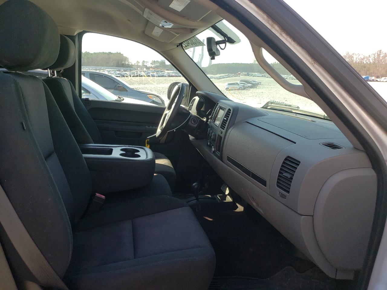 Photo 5 from auction – 2011 CHEVROLET SILVERADO with VIN 1GCRKREA1BZ100453
