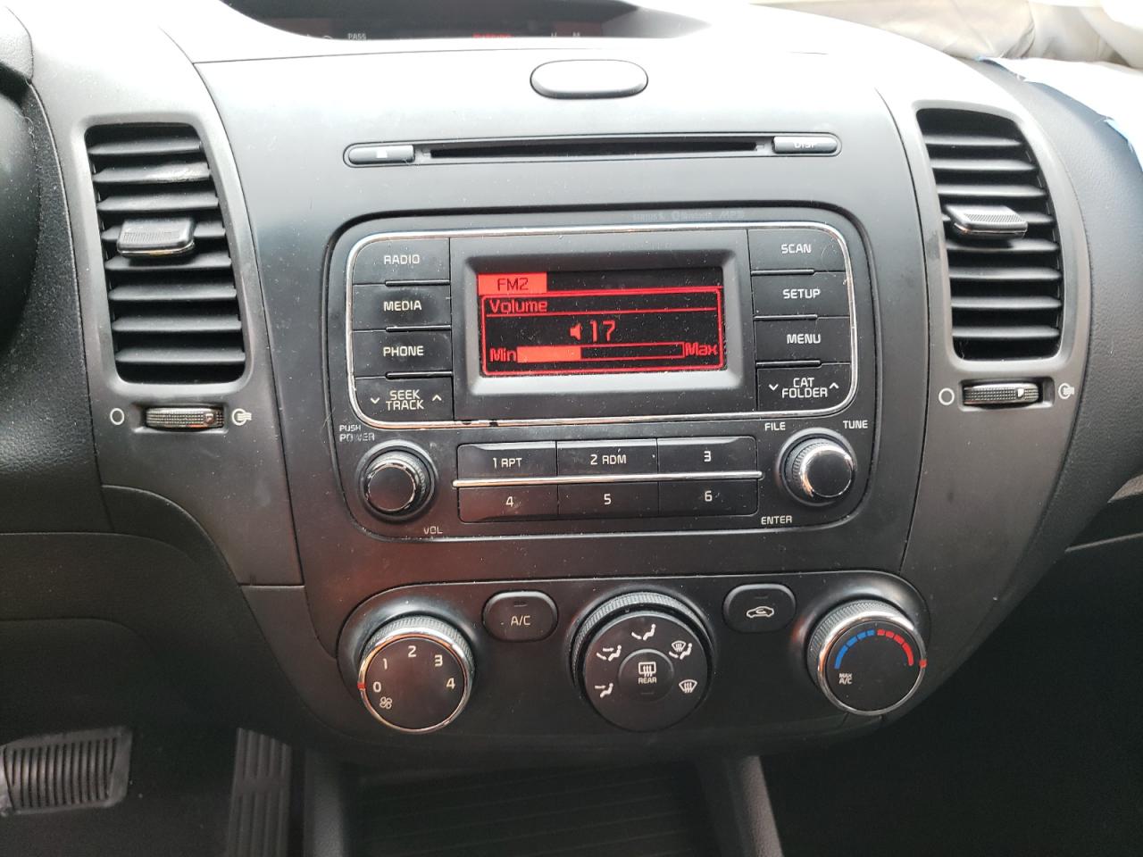 Photo 9 from auction – 2015 KIA FORTE LX with VIN KNAFX4A60F5362452
