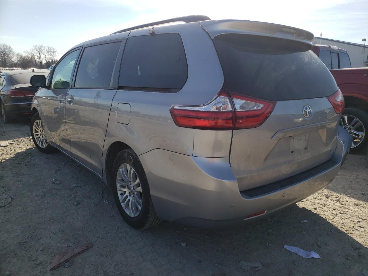Photo 3 from auction – 2017 TOYOTA SIENNA XLE with VIN 5TDYZ3DC4HS780494