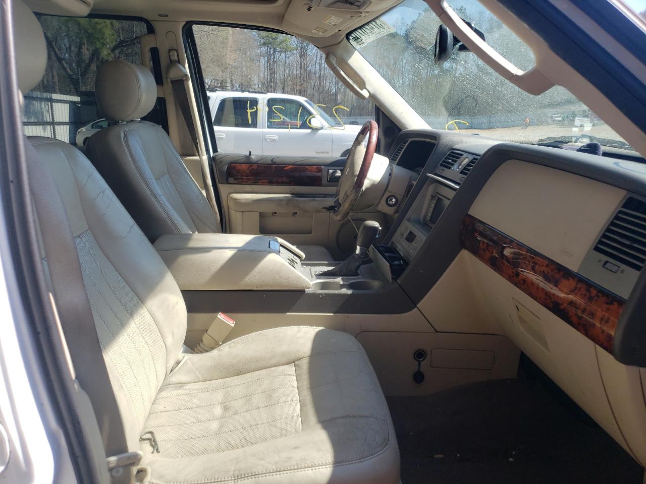 Photo 5 from auction – 2004 LINCOLN NAVIGATOR with VIN 5LMFU28R04LJ17457